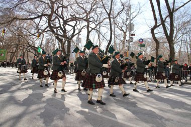 Manhattan, New York 17 Şubat 2017: n yeşil üniforma st patrick's day ve ağaçlar Central Park'ta geçit töreni