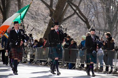 Manhattan, New York 17 Şubat 2017: müzisyenler kostüm st patrick's day ve ağaçlar Central Park'ta bir geçit