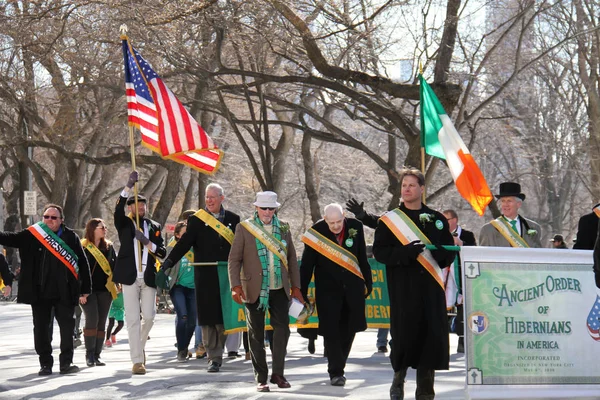 Manhattan, new york märz 17, 2017: ein teil der parade am st patrick 's day, alte ordnung der winterschläfer in amerika — Stockfoto