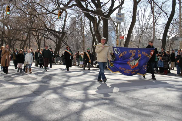 Manhattan, New York 17 Şubat 2017: st patrick's day geçit ve gölge yolda bir parçası — Stok fotoğraf