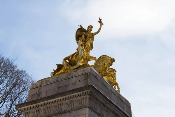 Estátua de ouro no Central Park — Fotografia de Stock