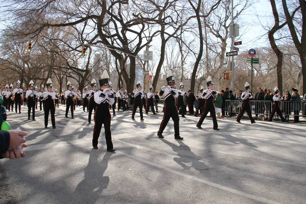 Manhattan, New York 17 marzo 2017: Una parte della sfilata in strada vicino a Central Park nel giorno di San Patrizio — Foto Stock