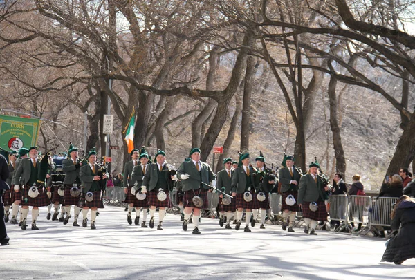 Manhattan, new york march 17, 2017: Musiker der Parade am St. Patrick 's Day und Bäume am Central Park — Stockfoto