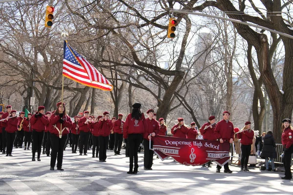 Manhattan, New York 17 Şubat 2017: geçit töreninde kırmızı üniforma st patrick's day ve ağaçlar Central Park'ta bir parçası — Stok fotoğraf