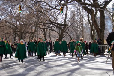 Manhattan, New York 17 Şubat 2017: geçit yeşil giysi st patrick's day ve Central Park ağaçları ile bir parçası