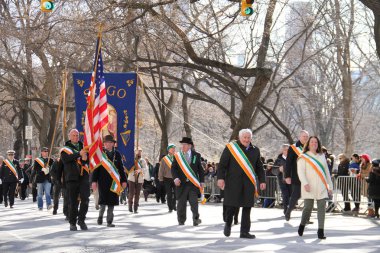 Manhattan, New York 17 Şubat 2017: geçit st patrick's day ve ağaçlar Central Park'ta Amerikan bayrağı ile bir parçası