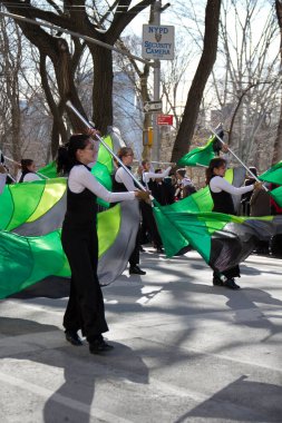 Manhattan, New York 17 Şubat 2017: gardiyan geçit st patrick's day ve Central Park, ağaçlar