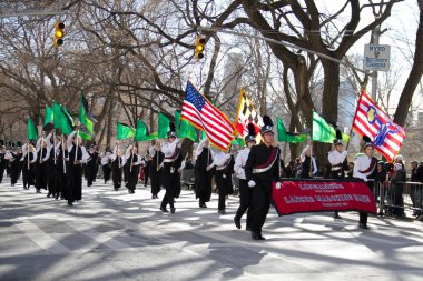 Manhattan, New York 17 Şubat 2017: st patrick's day ve ağaçlar Central Park'ta bayrakları ile geçit bir parçası