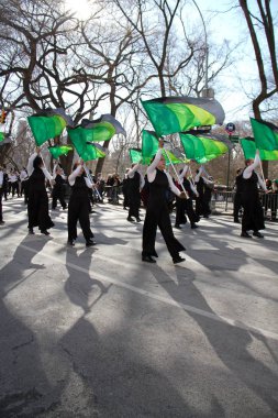 Manhattan, New York 17 Şubat 2017: geçit st patrick's day ve ağaçlar Central Park'ta bir renk koruma