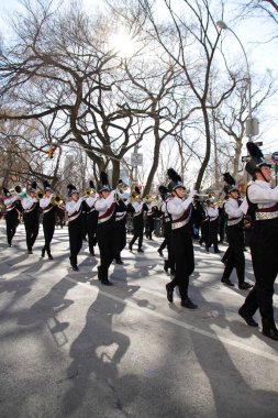 Manhattan, New York Mart 17, 2017: St Patrick günü ve ağaçlar Central Park 'ta geçit töreni bir müzik parçası
