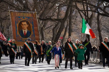  Manhattan, New York Mart 17, 2017: Central Park 'ta St Patrick günü ve ağaçlar üzerinde kostüm çocuklarla geçit töreni bir parçası