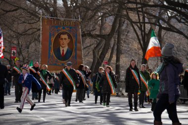 Manhattan, New York 17 Şubat 2017: geçit st patrick's day ve ağaçlar Central Park'ta bir parçası
