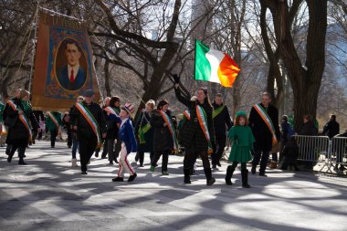 Manhattan, New York Mart 17, 2017: St Patrick gün ve ağaçlar Central Park üzerinde Irlandalı bayrağı ile geçit töreni bir parçası