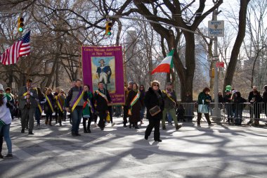 Manhattan, New York Mart 17, 2017: St Patrick gün ve ağaçlar Central Park mor afiş ile geçit töreni bir parçası