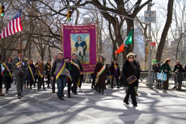 Manhattan, New York Mart 17, 2017: St Patrick gün ve ağaçlar Central Park 'da Nation bayrakları ile geçit töreni bir parçası