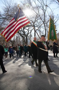 Manhattan, New York 17 Şubat 2017: geçit st patrick's day ve ağaçlar Central Park'ta Amerikan bayrağı ile bir parçası