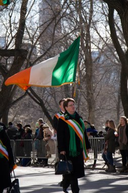Manhattan, New York Mart 17, 2017: St Patrick gün ve ağaçlar Central Park üzerinde Irlandalı bayrağı ile geçit töreni bir parçası