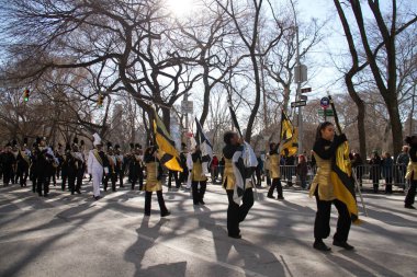 Manhattan, New York Mart 17, 2017: Central Park 'ta St Patrick günü ve ağaçları bayrağı ile geçit töreni bir parçası