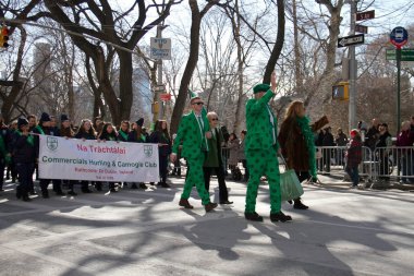 Manhattan, New York Mart 17, 2017: Central Park 'ta St Patrick günü ve ağaçlar üzerinde yeşil takım elbise geçit töreni bir parçası