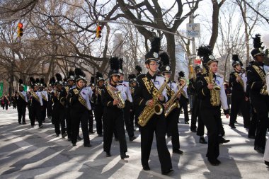 Manhattan, New York 17 Şubat 2017: müzisyenler geçit st patrick's day ve Central Park, ağaçlar