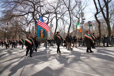 Manhattan, New York Mart 17, 2017: St Patrick günü ve ağaçlar Central Park yanında geçit töreni