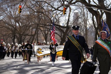 Manhattan, New York 17 Şubat 2017: geçit trafik ışık ve gölge st patrick's day ve Central Park ağaçların altında bir parçası