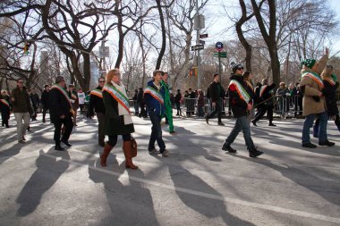 Manhattan, New York 17 Şubat 2017: geçit st patrick's day ve ağaçlar Central Park'ta gölgede bir parçası