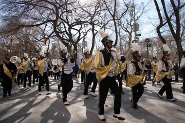 Manhattan, New York 17 Şubat 2017: müzik geçit st patrick's day ve ağaçlar Central Park'ta bir parçası