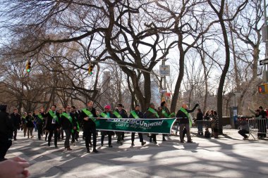 Manhattan, New York 17 Şubat 2017: geçit ile st patrick's day ve ağaçlar Central Park, yeşil bayrak bir parçası