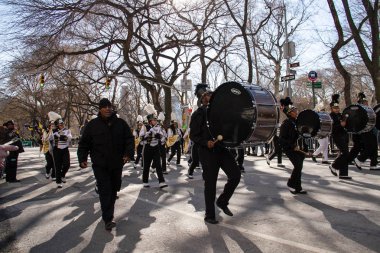 Manhattan, New York 17 Şubat 2017: geçit ile müzik aletleri st patrick's day ve Central Park'ta ağaçlar üzerinde