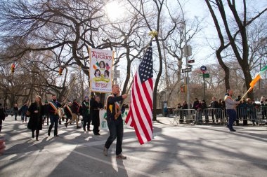Manhattan, New York 17 Şubat 2017: geçit st patrick's day ve ağaçlar Central Park'ta Amerikan bayrağı ile bir parçası
