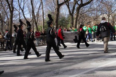 Manhattan, New York 17 Şubat 2017: geçit kostüm st patrick's day ve ağaçlar Central Park'ta bir parçası