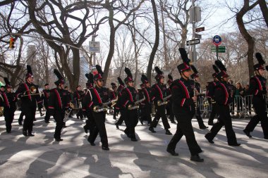 Manhattan, New York 17 Şubat 2017: geçit töreninde siyah kostüm st patrick's day ve ağaçlar Central Park'ta bir parçası