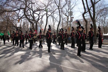 Manhattan, New York 17 Şubat 2017: geçit st patrick's day ve ağaçlar Central Park'ta bir yürüyen bant