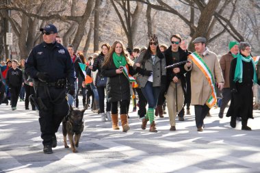 Manhattan, New York 17 Şubat 2017: geçit töreni ve k-9 köpek st patrick's day ve ağaçlar Central Park'ta bir parçası