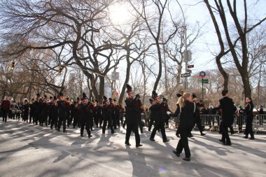 Manhattan, New York 17 Şubat 2017: geçit ile st patrick's day ve Central Park'ta ağaçlar üzerinde güneşin bir parçası