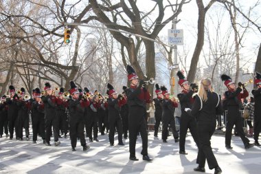 Manhattan, New York 17 Şubat 2017: Marching band geçit st patrick's day ve Central Park, ağaçlar