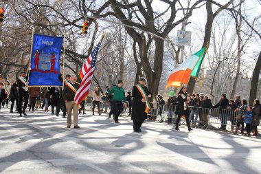 Manhattan, New York 17 Şubat 2017: st patrick's day ve ağaçlar Central Park'ta bayrakları ile geçit bir parçası