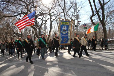 Manhattan, New York 17 Şubat 2017: geçit ile Amerika ve İrlanda bayrağı st patrick's day ve ağaçlar Central Park'ta bir parçası