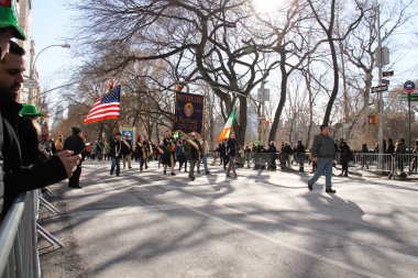 Manhattan, New York 17 Şubat 2017: geçit töreni ve seyirci st patrick's day ve ağaçlar Central Park'ta çit arkasında bir parçası