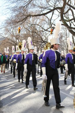 Manhattan, New York 17 Şubat 2017: müzisyenler kostüm geçit st patrick's day ve Central Park, ağaçlar