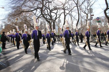 Manhattan, New York 17 Şubat 2017: Marching band geçit st patrick's day ve Central Park, ağaçlar