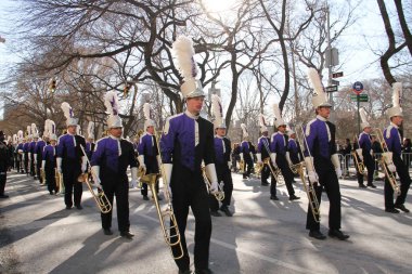 Manhattan, New York 17 Şubat 2017: müzisyenler grup geçit st patrick's day ve Central Park, ağaçlar