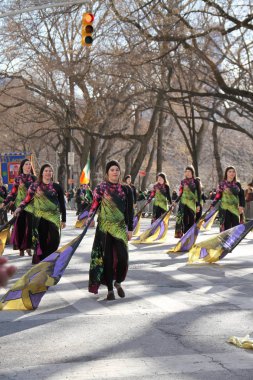 Manhattan, New York 17 Şubat 2017: gardiyan geçit töreni ve st patrick's day ve ağaçlar Central Park'ta trafik ışığı