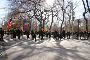Manhattan, New York 17 Şubat 2017: geçit st patrick's day ve ağaçlar Central Park'ta büyük afiş ile bir parçası