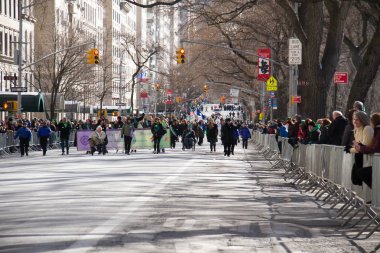 Manhattan, New York 17 Şubat 2017: Street parade ve seyirci st patrick's day ve ağaçlar Central Park'ta bir parçası