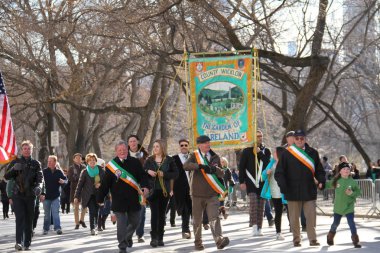 Manhattan, New York 17 Şubat 2017: geçit st patrick's day ve ağaçlar Central Park'ta afiş ile bir parçası