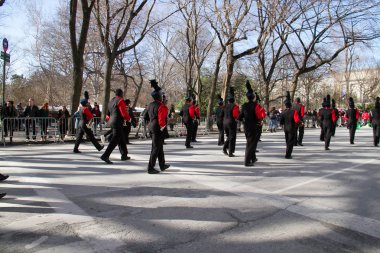 Manhattan, New York 17 Şubat 2017: A geçit st patrick's day ve ağaçlar Central Park'ta üniformalı arkası