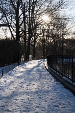 Sunset Time ile Central Park 'ta eğri kar yürüyüş yolu