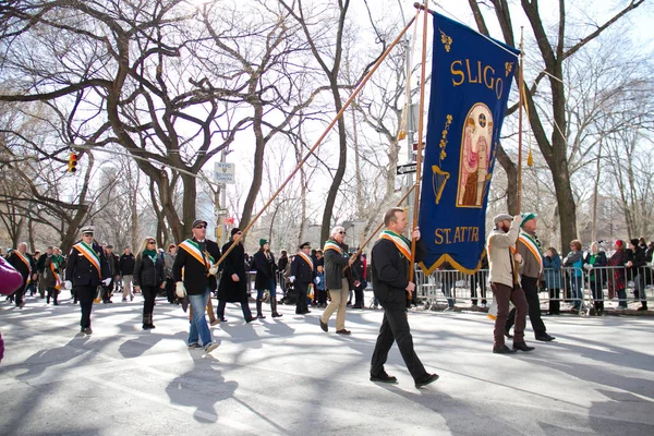 Manhattan, New York 17 Şubat 2017: geçit st patrick's day ve Central Park'ta ağaçlar üzerinde büyük bir işareti olan bir parçası